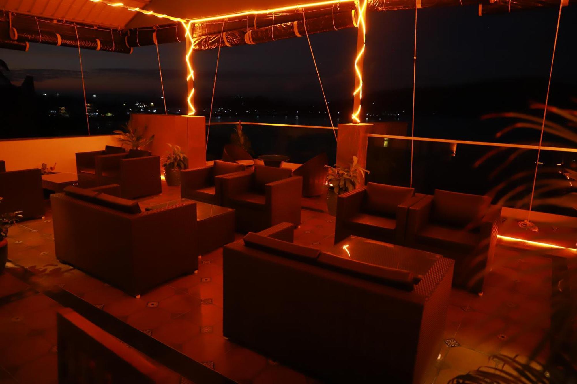 Sea Deck Hotel Порт Блеър Екстериор снимка